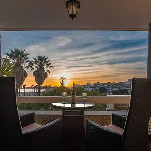 Apartment Sea View W Balcony 2 Mins Walk To & Casino